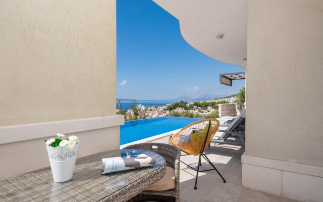 Amazing Home in Makarska With Wifi and 6 Bedrooms