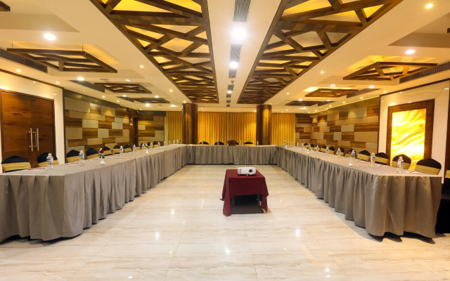 OYO Premium Deccan Apte Road