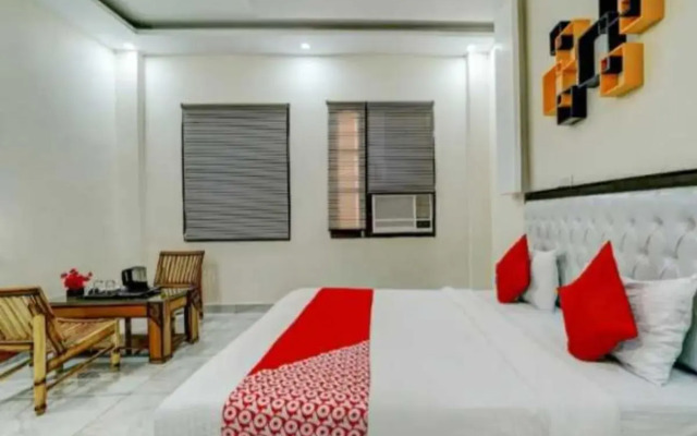 OYO Flagship 702036 Seventy Stay In