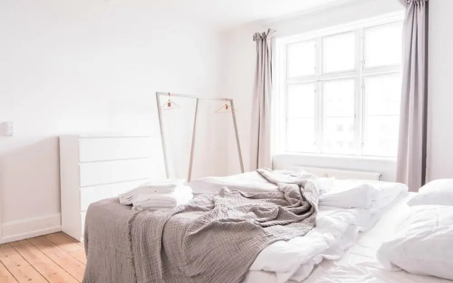 Beautiful 2-bed With Large Balcony