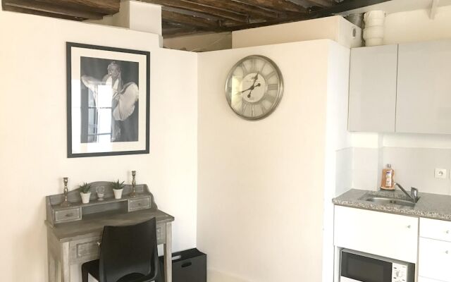 Apartment with One Bedroom in Paris, with Wifi