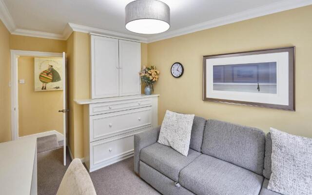 Host Stay Muggles Mews