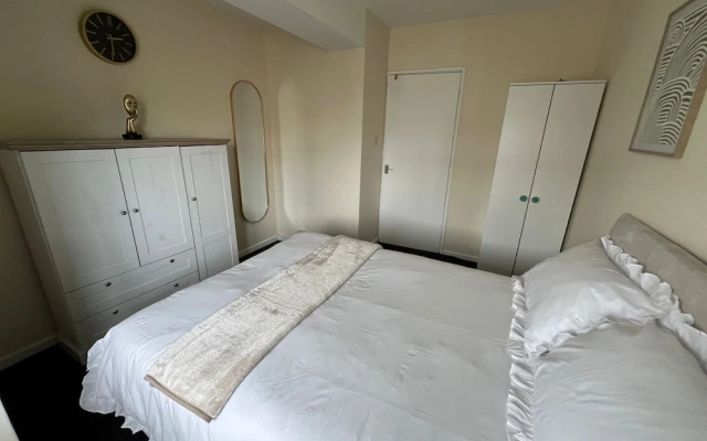 Charming London Apartment Near Attractions