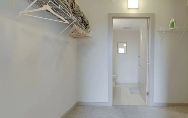 Wonderful 2BR Condo at Crystal City