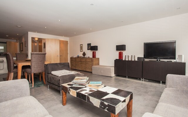 Beautiful Duplex Flat, sleeps 6, close to tube