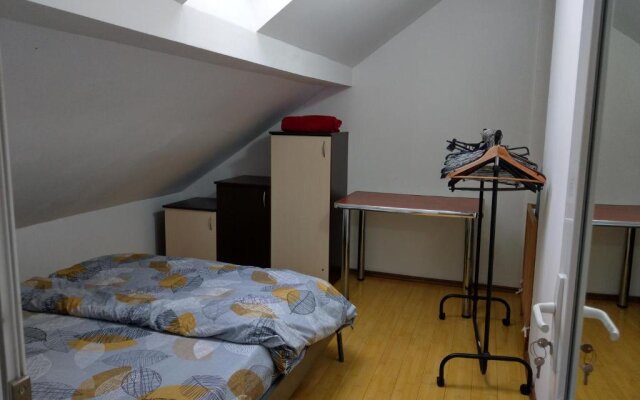 Apartament 5 camere cu balcon Costinesti plaja 5 minute Nucilor 6
