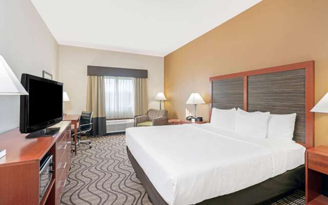 La Quinta Inn & Suites by Wyndham Midwest City - Tinker AFB