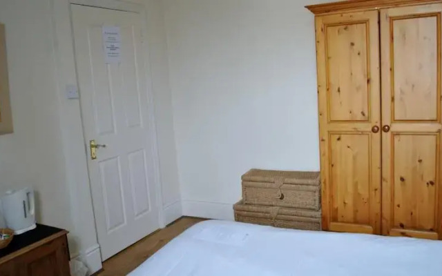 Edmund House - Guest house