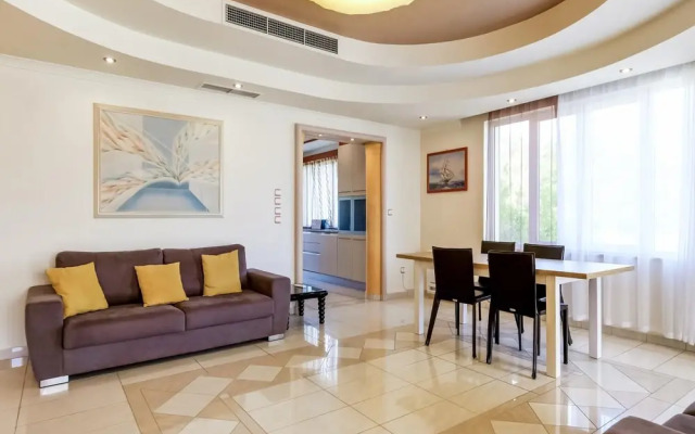 Beautiful Holiday Home With Private Pool