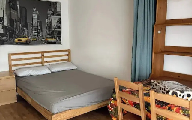 Serene Uxbridge Retreat With Central Heating & Free Parking