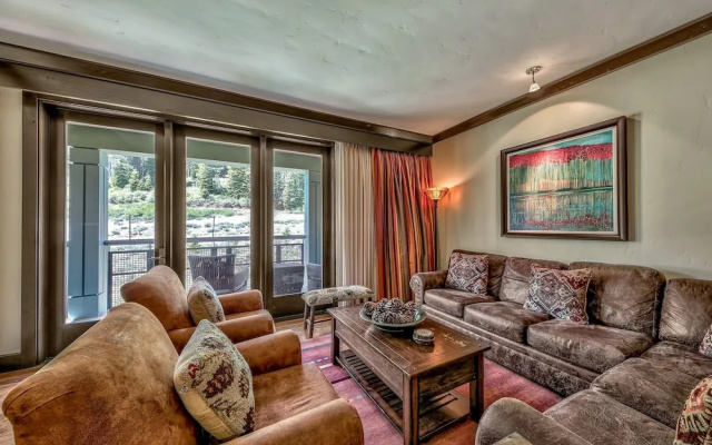 Luxurious 3 Bedroom Mid-Mountain at Northstar Condo by RedAwning