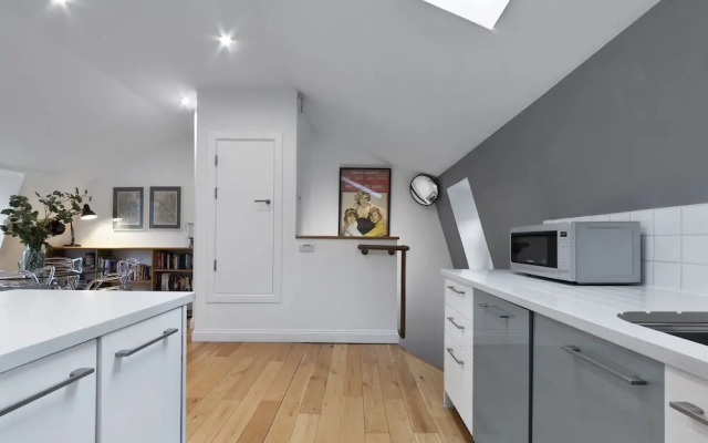King's Cross Penthouse by MoreThanStays