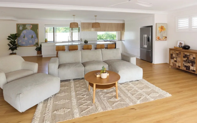 Tugun Retreat - 5BRM Home with Pool