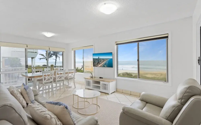 Wake to Waves in Spacious 3-bed Beachfront Unit