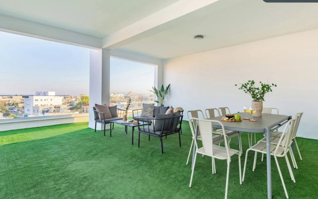 Sanders Cruise - Elegant Studio Apt With Balcony