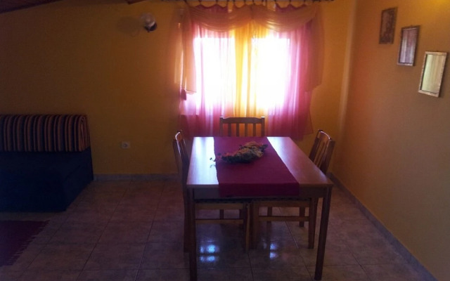 Anthony - 50m From the Beach & Parking - A4