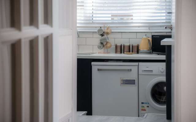 Ivy Cellar - 1 Bedroom Apartment - Tenby