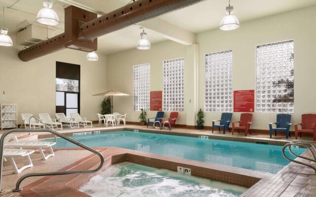 Travelodge by Wyndham Edmonton South