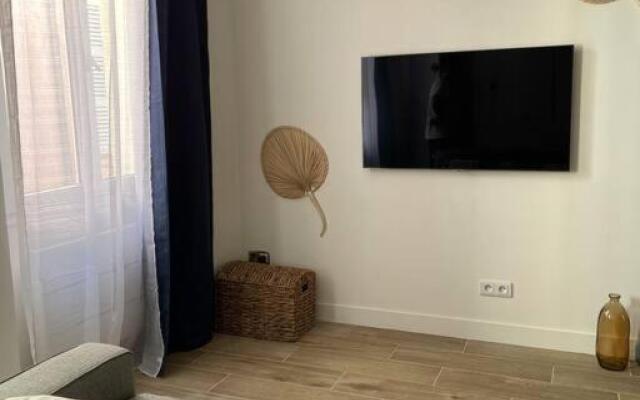 Cassis centre, superbe appartement neuf, 50m port.