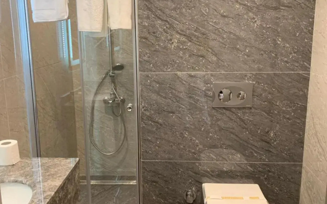 Regency World Hotel&Suites