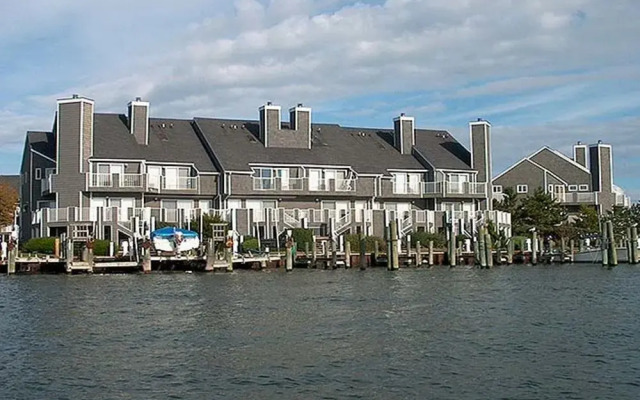 Harbour Island 31E by RedAwning