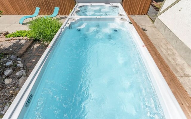 LUXURIOUS 5,500 sqft Home: 5 Br/5 Ba | PRIVATE Pool & Hot Tub | STEPS to Beach
