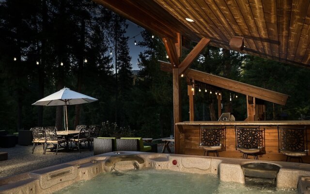 Riffle River Lodge 3 Bedroom Home by NW Comfy Cabins by RedAwning