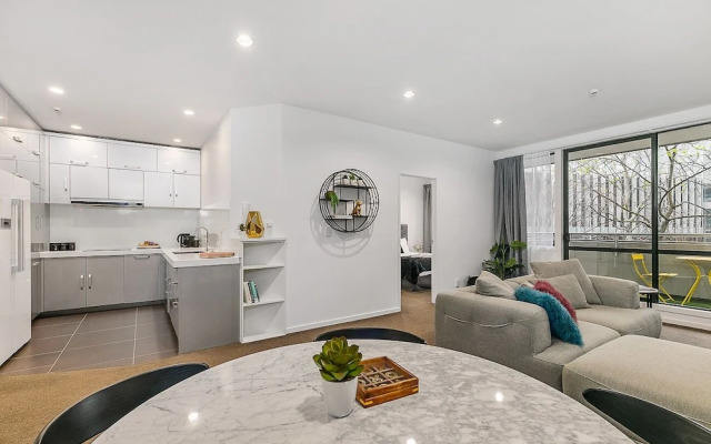 Zodiak Central 2 BR Apt Free Parking Gym