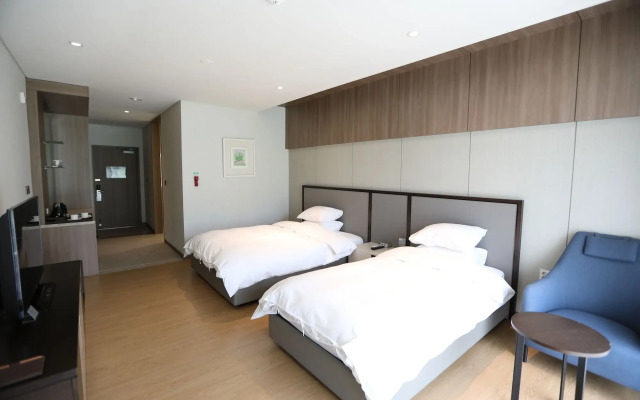 Pinehills Hotel