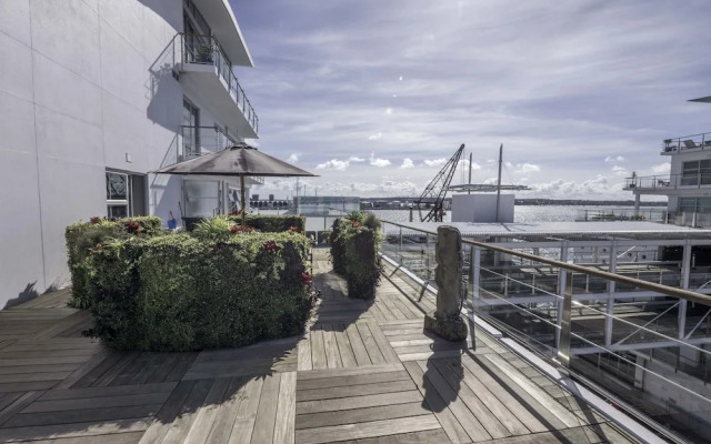 Seaview 1BR Apartment with Amazing Deck