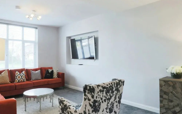 Deluxe 7 Bedroom Property in Solihull