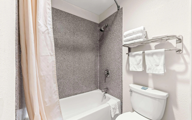 Best Western Delhi Inn