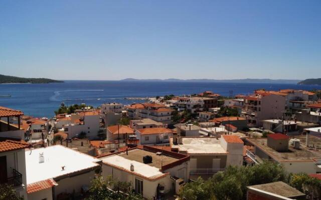 Fully equipped 2-bedroom flat unique view all year