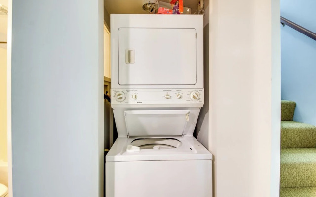 Second-floor Condo w/ Community Pool Access!