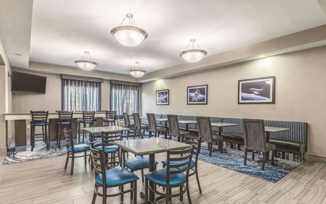 Platinum Inn & Suites Webster