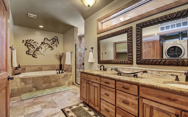 Lofty Fox Villa by RedAwning