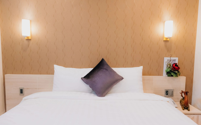 Silent Night Dem Lanh Hotel