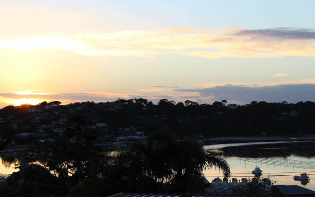 Pacific Heights Holiday Apartments and Munn’s Tower House