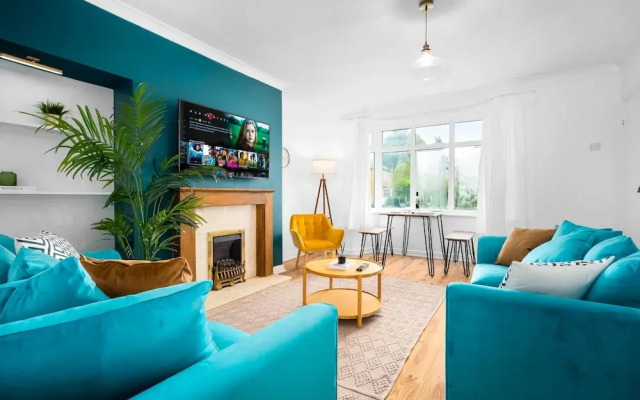 Stylish Three Bedroom Retreat With Garden