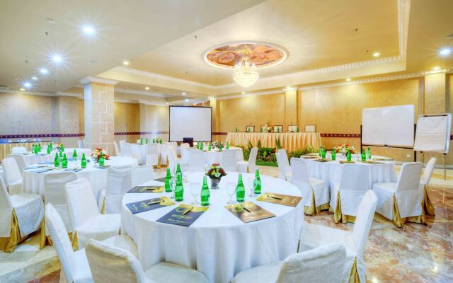Amos Cozy Hotel & Convention Hall