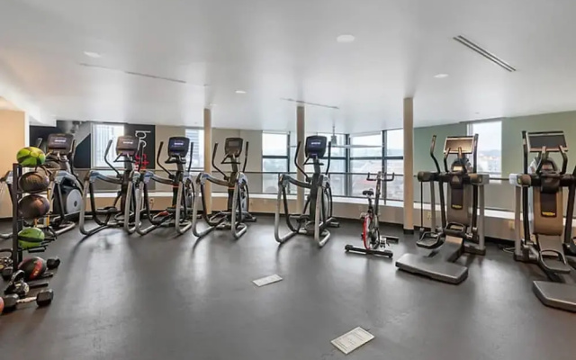 Beautiful 1 BR in LA Gym Pool 10mins to Cedar