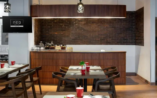 Hotel Neo Gading Solo