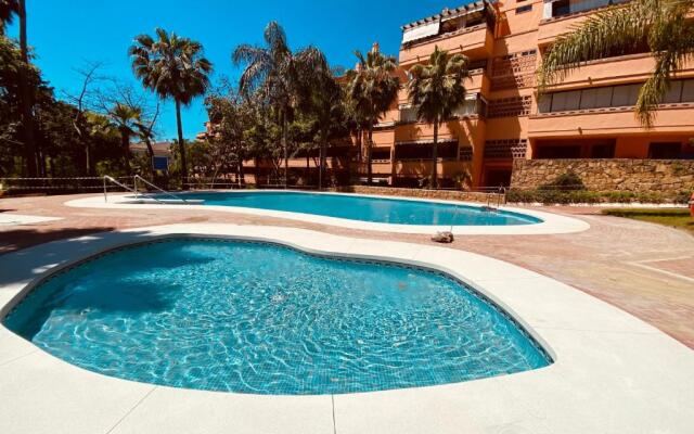 Marbella Costa Nagueles piscina y playa 6p