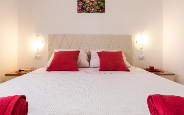 Apartment Doris, Nenadici