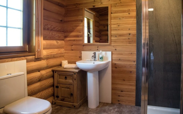 Oak Lodge With Hot Tub, Kingfishers
