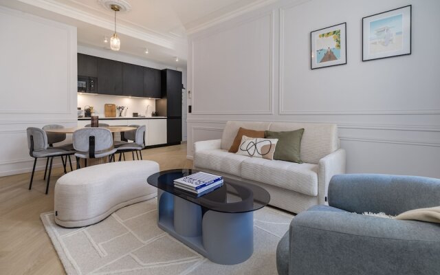 Poetic Stay - Louvre