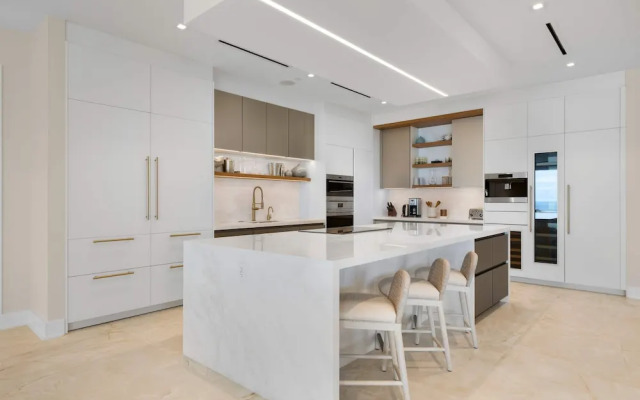 Aqualina 1001 in Nassau