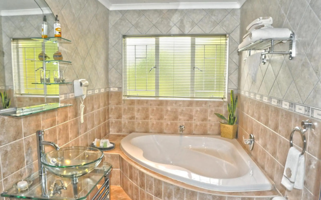 Ipe Tombe Guest Lodge