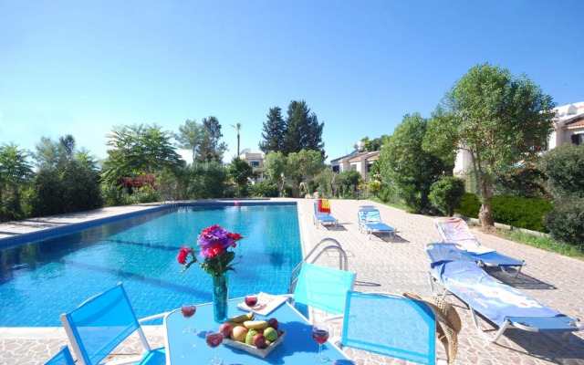 2BR Maisonette Pool - Walk to Beach