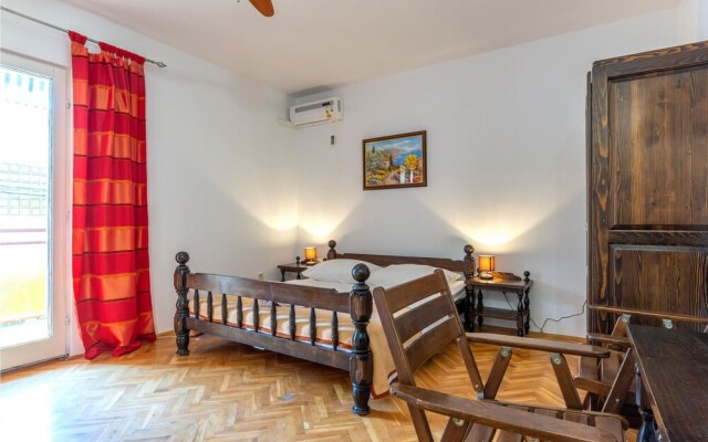 Nice Apartment in Duce With Wifi and 2 Bedrooms